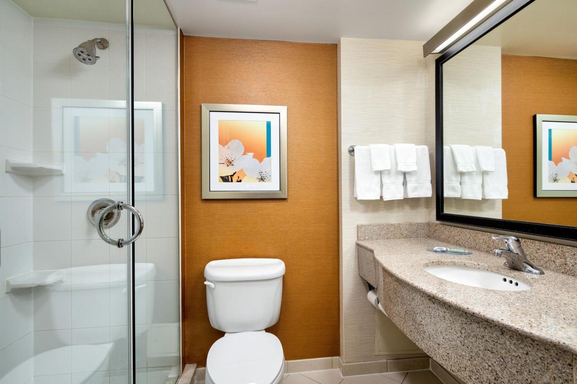 Hotel Fairfield & By Marriott Toronto Airport