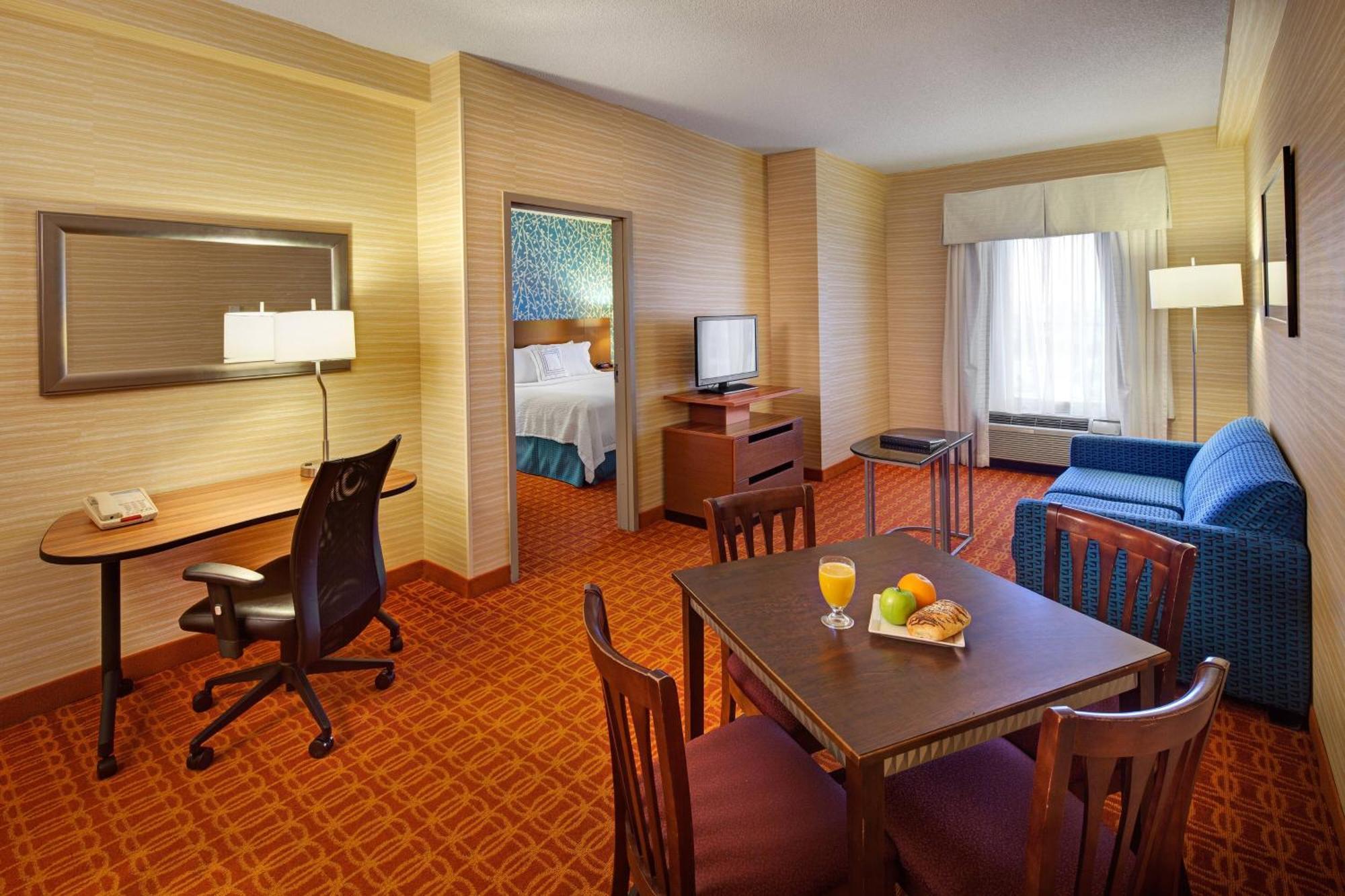 Hotel Fairfield & By Marriott Toronto Airport 3*