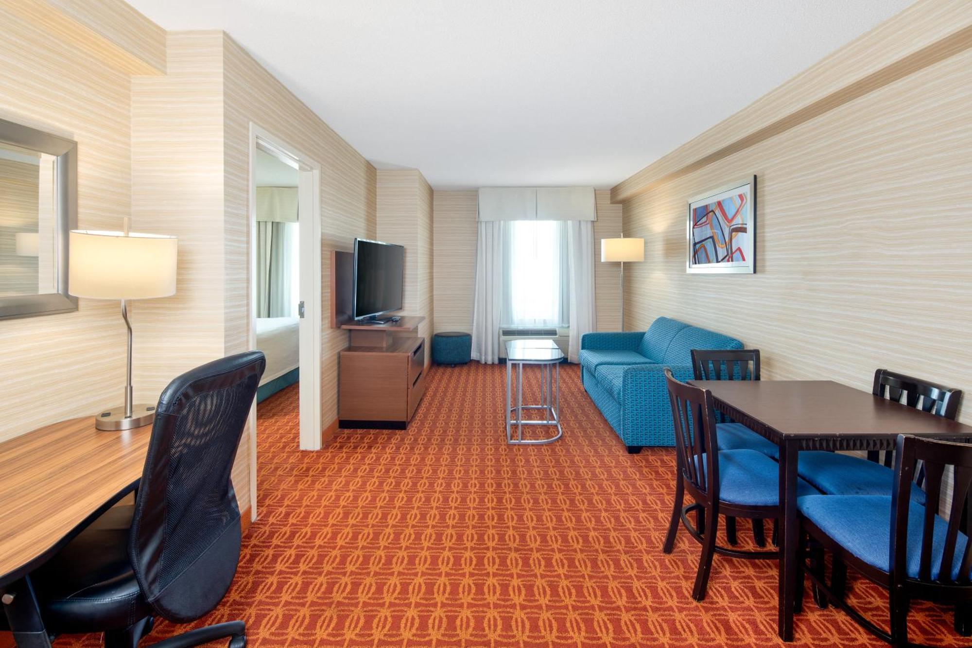 Hotel Fairfield & By Marriott Toronto Airport 3*