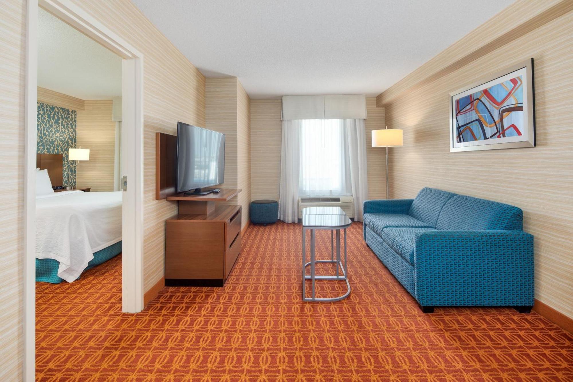 Hotel Fairfield & By Marriott Toronto Airport