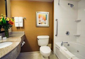 Hotel Fairfield & By Marriott Toronto Airport