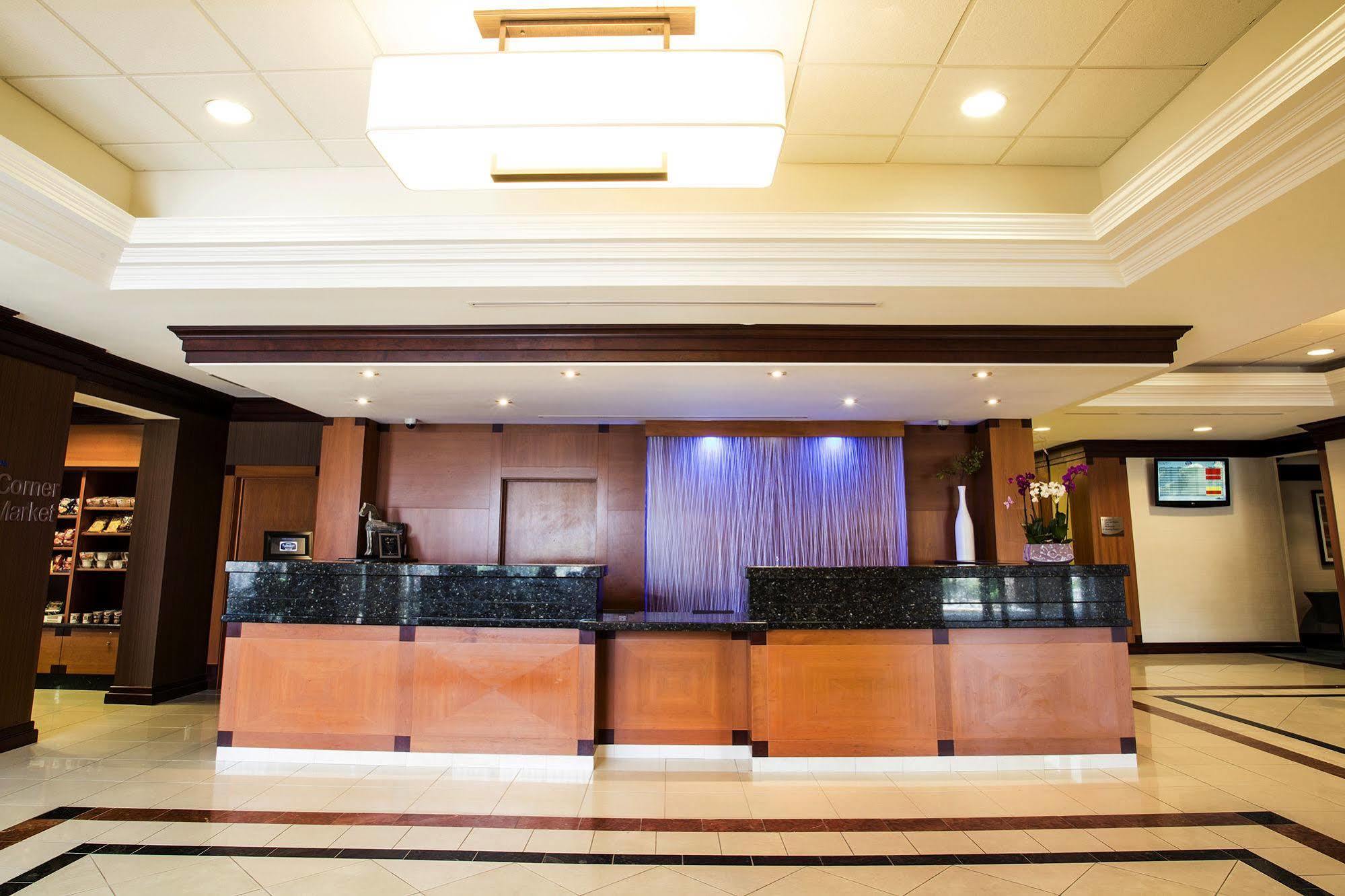 Hotel Fairfield & By Marriott Toronto Airport 3*